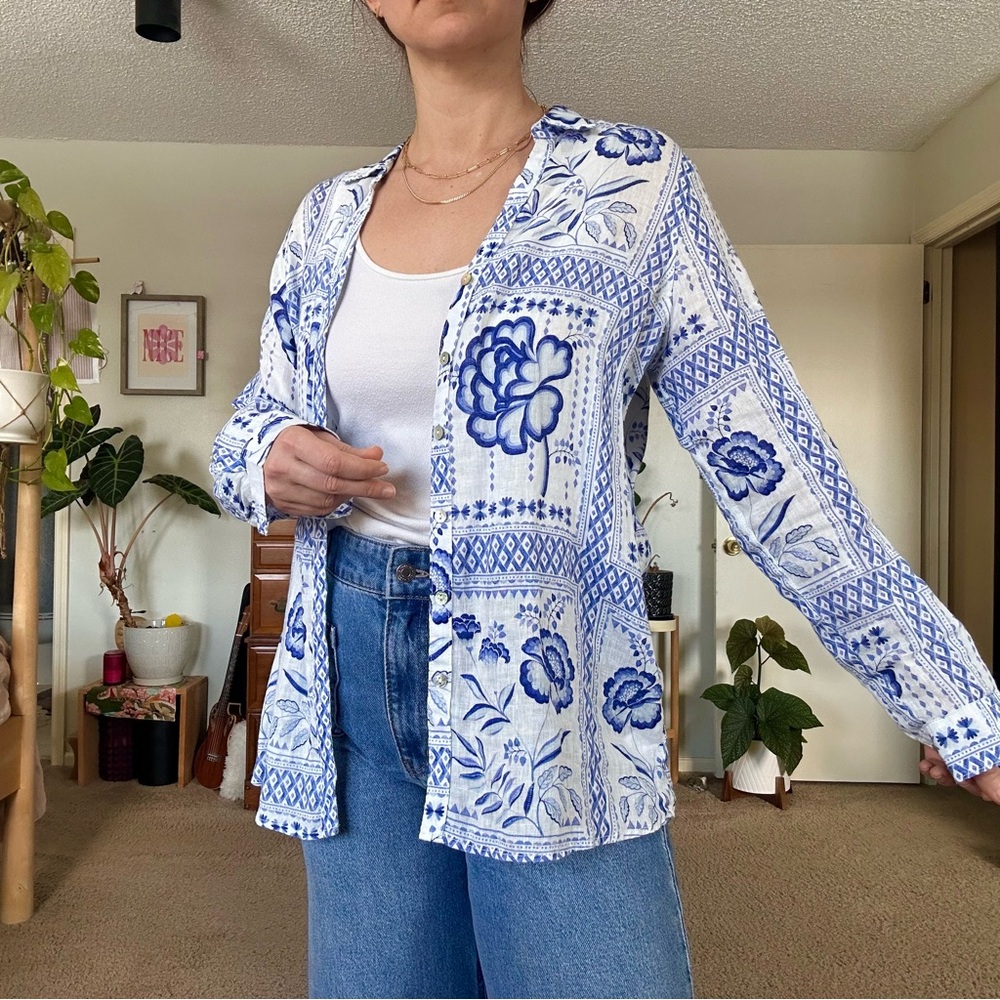 🌸Halston Blue and White Linen Shirt